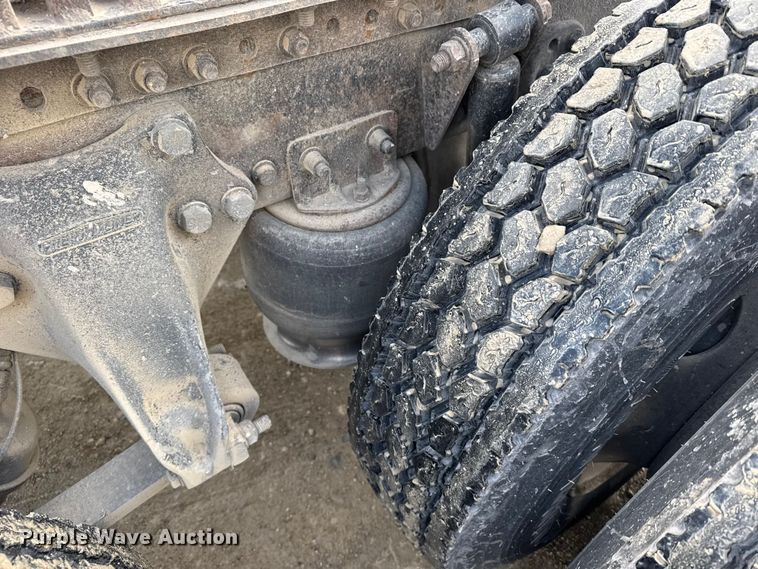 image for item FB0490 2004 Freightliner Columbia semi truck