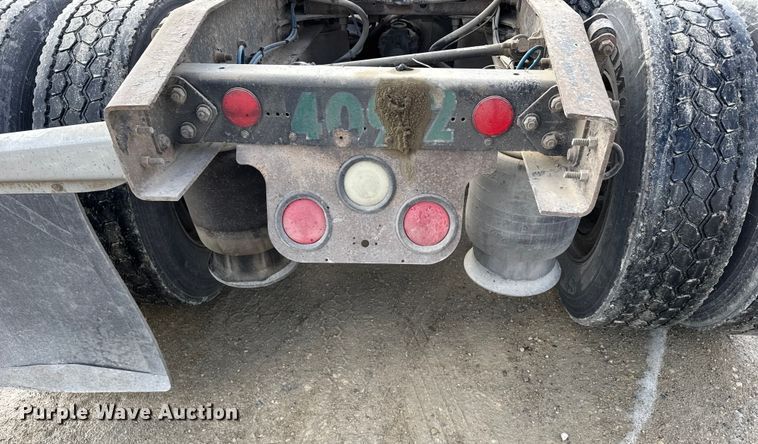 image for item FB0490 2004 Freightliner Columbia semi truck