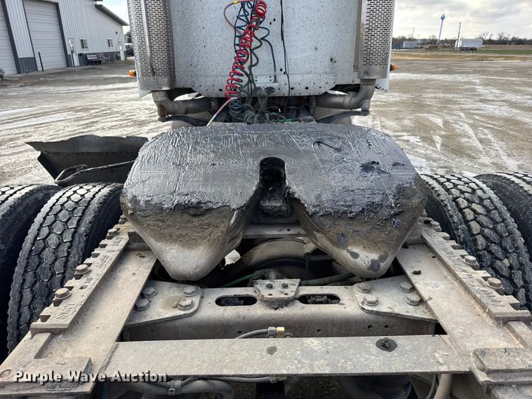 image for item FB0490 2004 Freightliner Columbia semi truck