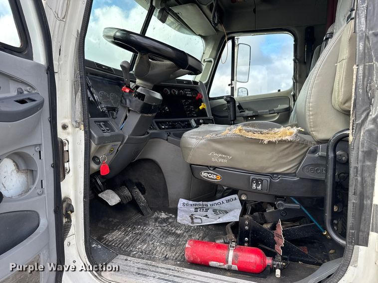 image for item FB0490 2004 Freightliner Columbia semi truck