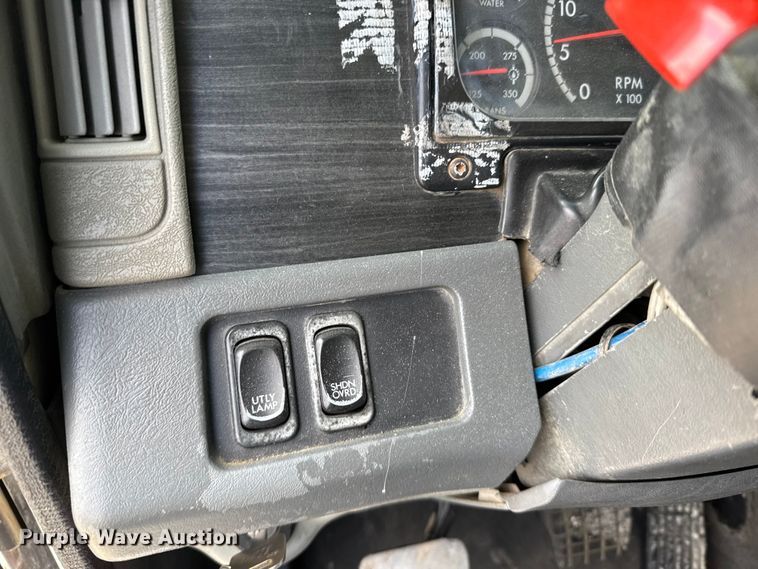 image for item FB0490 2004 Freightliner Columbia semi truck