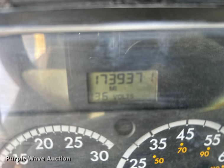 image for item FB0490 2004 Freightliner Columbia semi truck