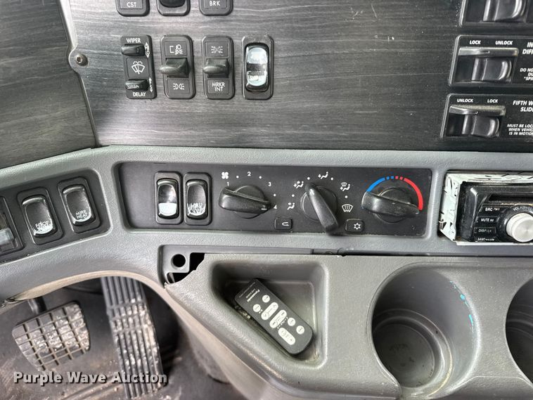 image for item FB0490 2004 Freightliner Columbia semi truck