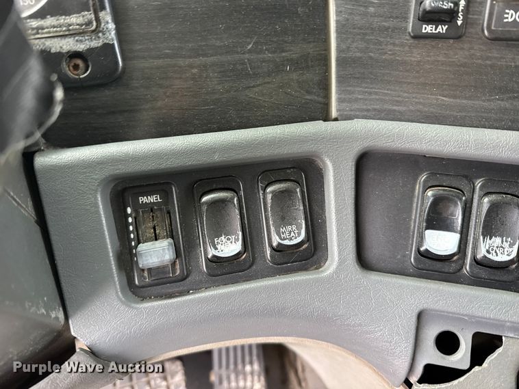 image for item FB0490 2004 Freightliner Columbia semi truck