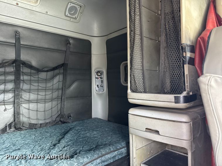 image for item FB0490 2004 Freightliner Columbia semi truck