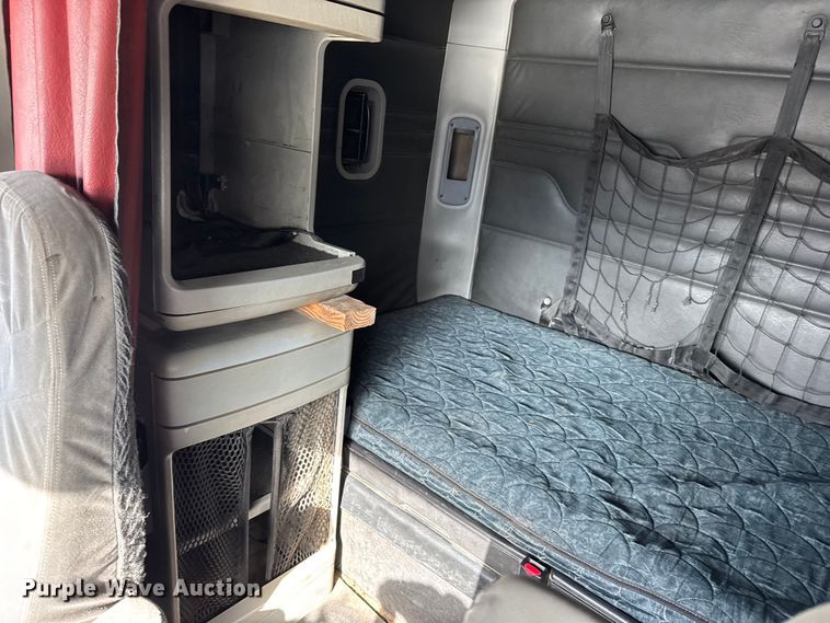 image for item FB0490 2004 Freightliner Columbia semi truck