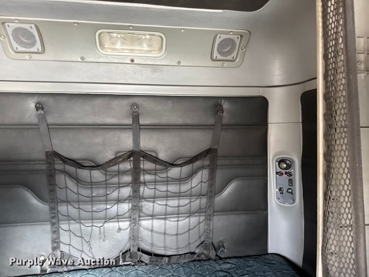 image for item FB0490 2004 Freightliner Columbia semi truck