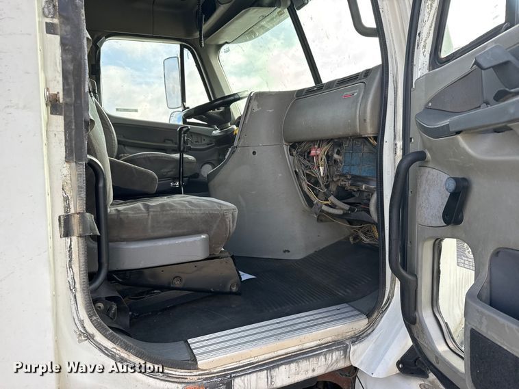 image for item FB0490 2004 Freightliner Columbia semi truck