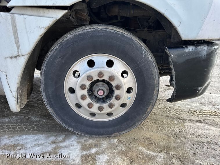 image for item FB0490 2004 Freightliner Columbia semi truck