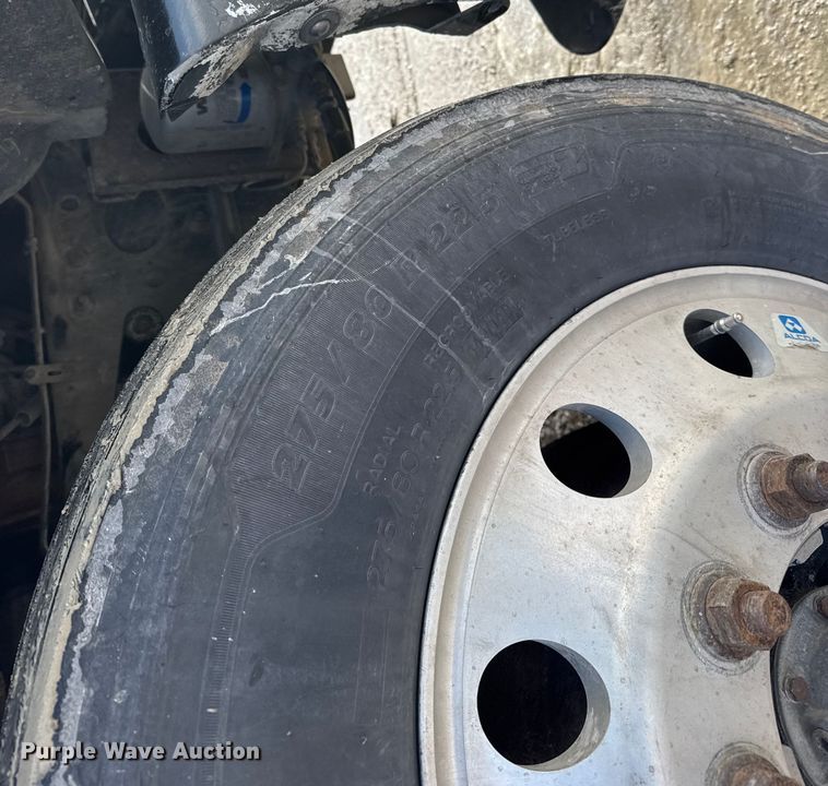 image for item FB0490 2004 Freightliner Columbia semi truck