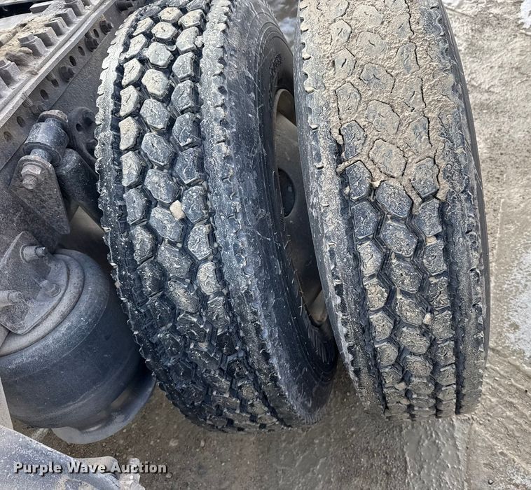 image for item FB0490 2004 Freightliner Columbia semi truck