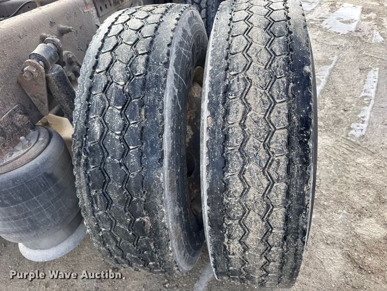 image for item FB0490 2004 Freightliner Columbia semi truck