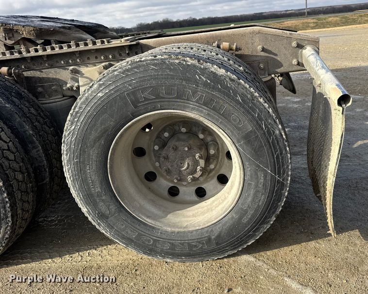 image for item FB0490 2004 Freightliner Columbia semi truck