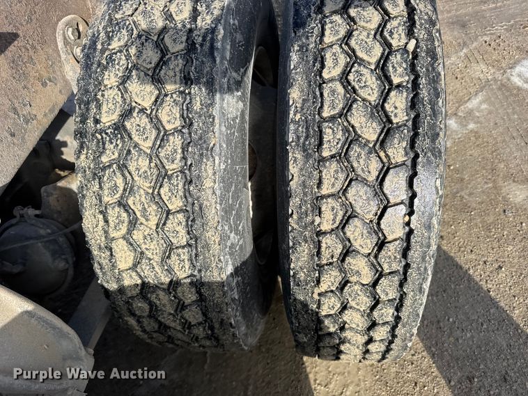 image for item FB0490 2004 Freightliner Columbia semi truck