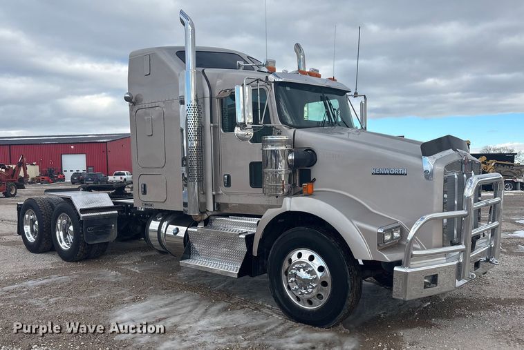image for item FG1545 2012 Kenworth T800 semi truck