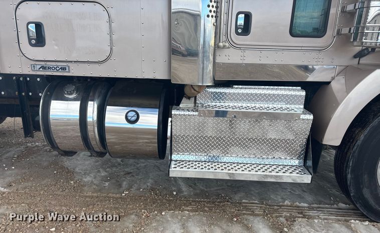 image for item FG1545 2012 Kenworth T800 semi truck