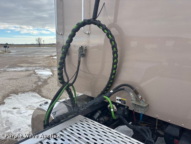 image for item FG1545 2012 Kenworth T800 semi truck