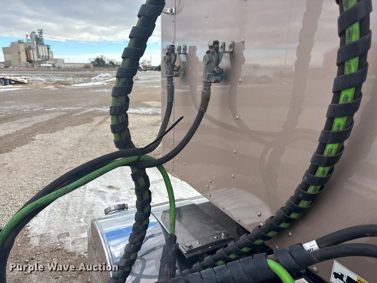 image for item FG1545 2012 Kenworth T800 semi truck