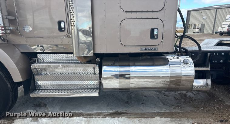 image for item FG1545 2012 Kenworth T800 semi truck