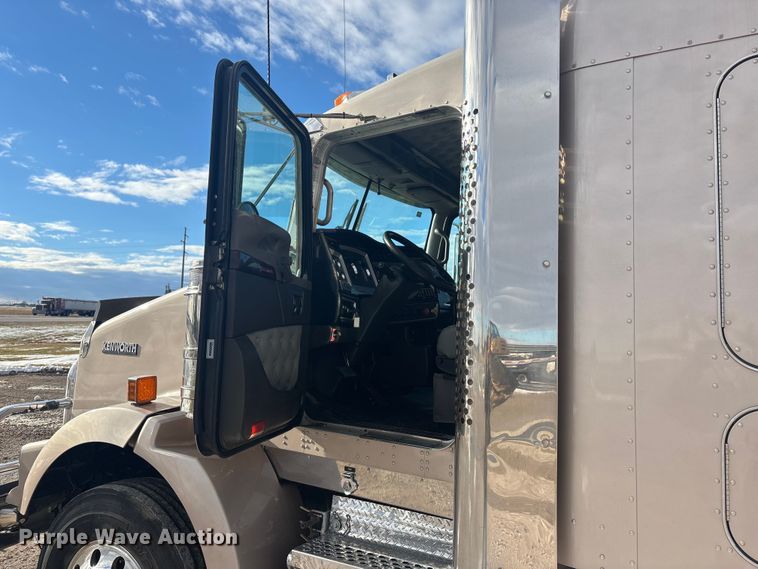 image for item FG1545 2012 Kenworth T800 semi truck