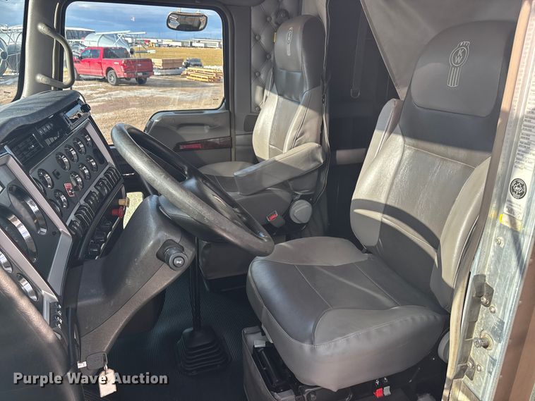 image for item FG1545 2012 Kenworth T800 semi truck