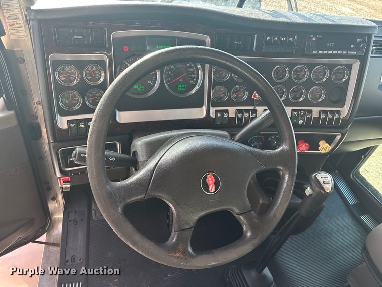 image for item FG1545 2012 Kenworth T800 semi truck