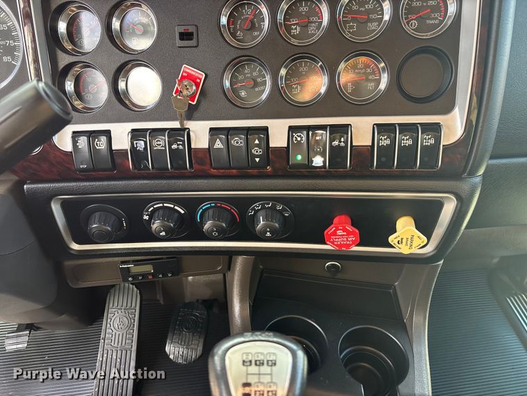 image for item FG1545 2012 Kenworth T800 semi truck