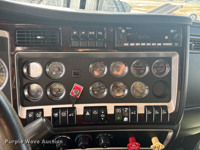 image for item FG1545 2012 Kenworth T800 semi truck