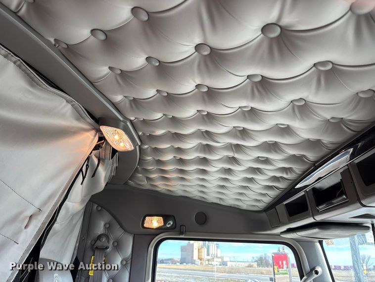 image for item FG1545 2012 Kenworth T800 semi truck