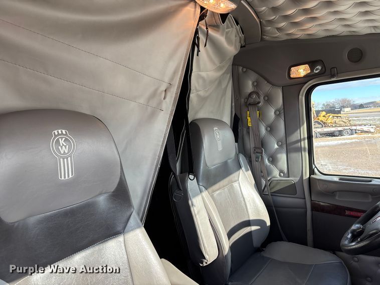 image for item FG1545 2012 Kenworth T800 semi truck