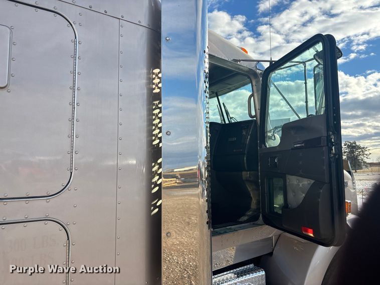 image for item FG1545 2012 Kenworth T800 semi truck