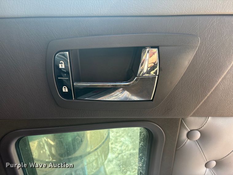 image for item FG1545 2012 Kenworth T800 semi truck