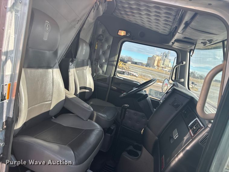 image for item FG1545 2012 Kenworth T800 semi truck