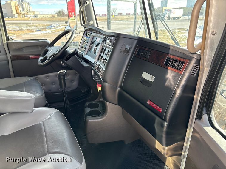 image for item FG1545 2012 Kenworth T800 semi truck