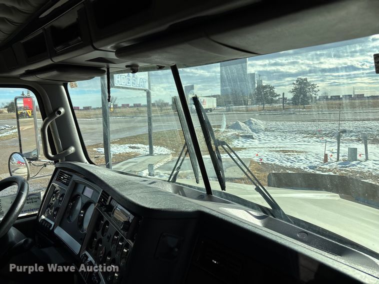 image for item FG1545 2012 Kenworth T800 semi truck