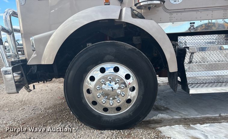 image for item FG1545 2012 Kenworth T800 semi truck