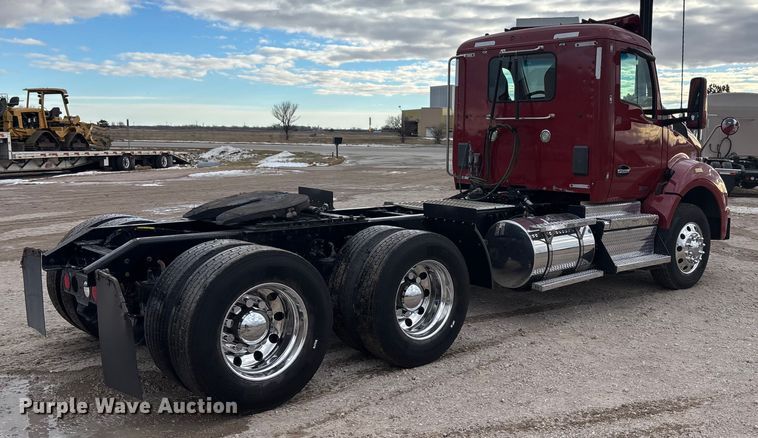 image for item FG1546 2018 Kenworth T880 semi truck