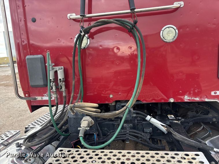 image for item FG1546 2018 Kenworth T880 semi truck