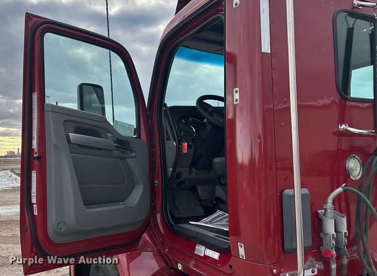 image for item FG1546 2018 Kenworth T880 semi truck