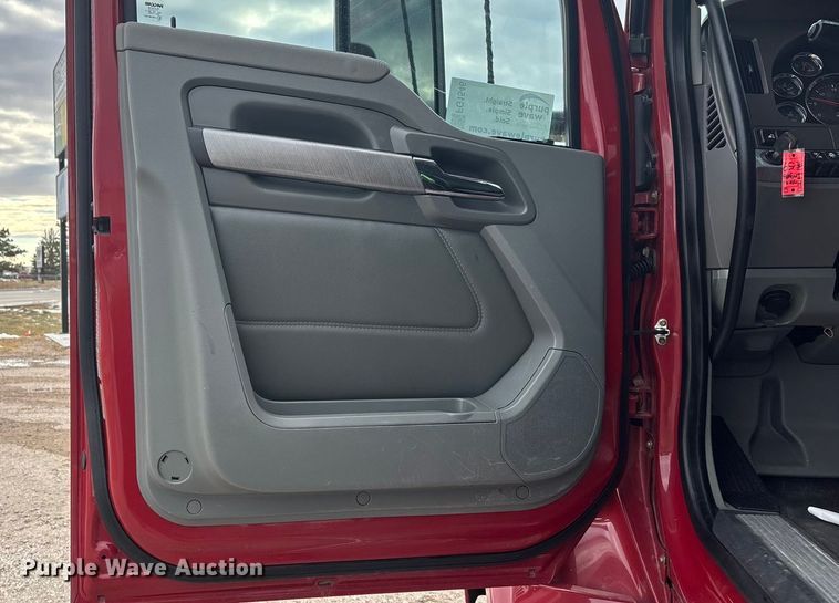 image for item FG1546 2018 Kenworth T880 semi truck