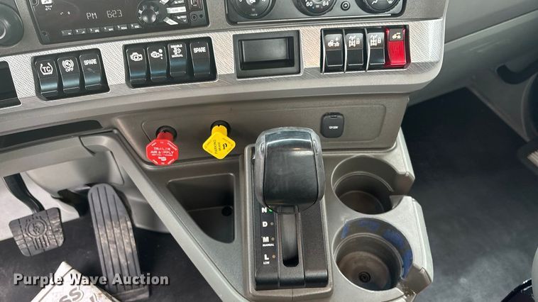 image for item FG1546 2018 Kenworth T880 semi truck