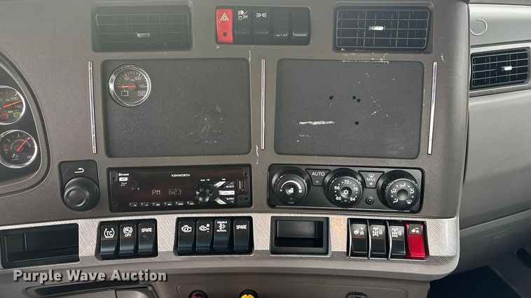 image for item FG1546 2018 Kenworth T880 semi truck