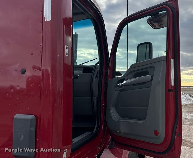 image for item FG1546 2018 Kenworth T880 semi truck