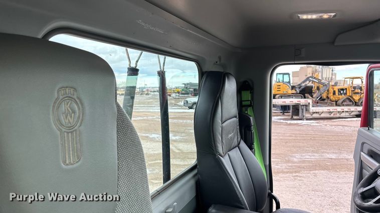 image for item FG1546 2018 Kenworth T880 semi truck