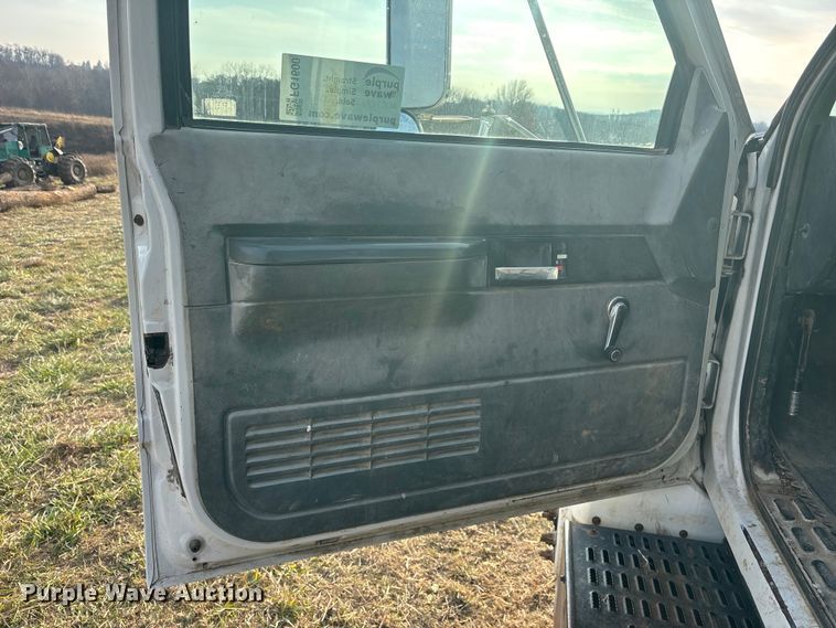 image for item FG1600 2001 Chevrolet C6500 dump truck