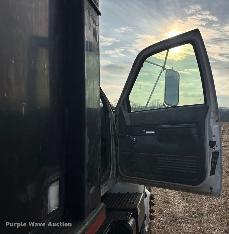 image for item FG1600 2001 Chevrolet C6500 dump truck