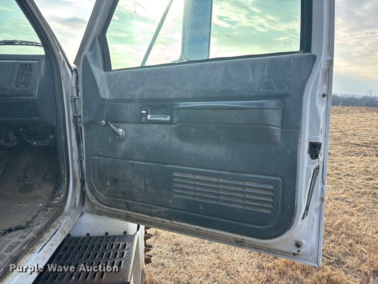 image for item FG1600 2001 Chevrolet C6500 dump truck