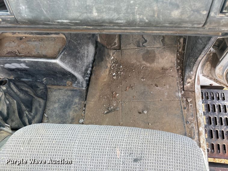 image for item FG1600 2001 Chevrolet C6500 dump truck