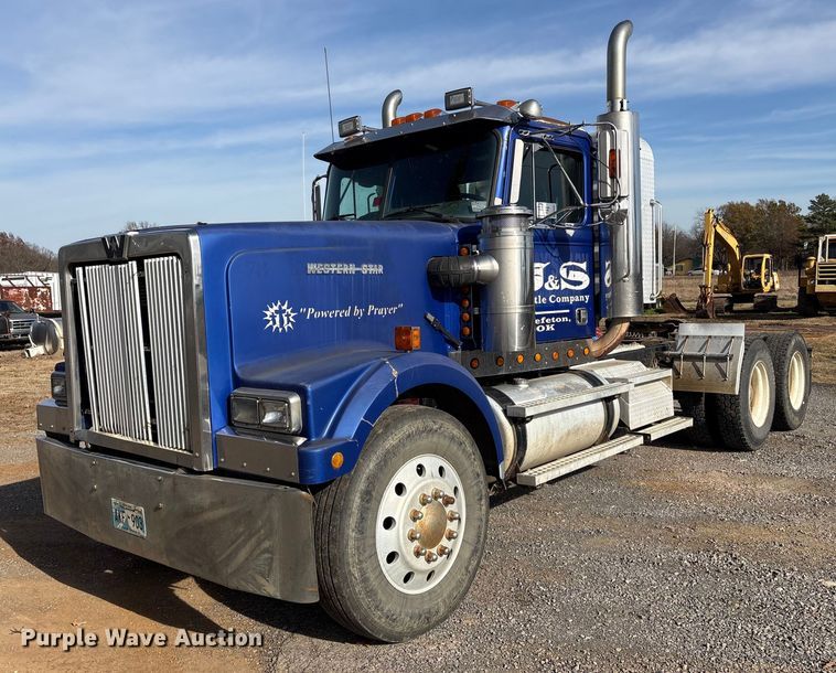 image for item FI0090 1999 Western Star 4900 semi truck