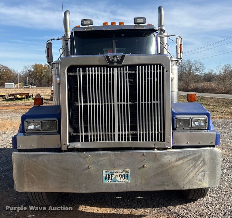 image for item FI0090 1999 Western Star 4900 semi truck